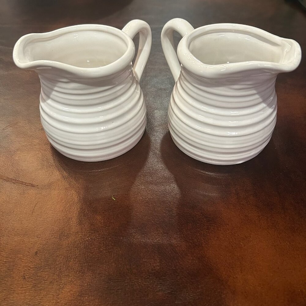 NWT Set of 2 White French Country Style Textured Creamers Jugs Pitchers - Picture 5 of 13
